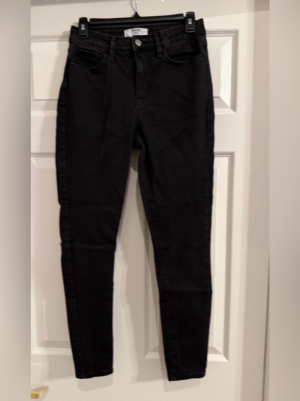 Women’s Denizen Levi’s soft stretch black jeans. Size 28.